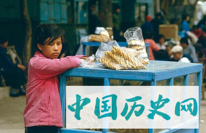 80年代的街头商贩：设备简单，一辆自行车就能做生意