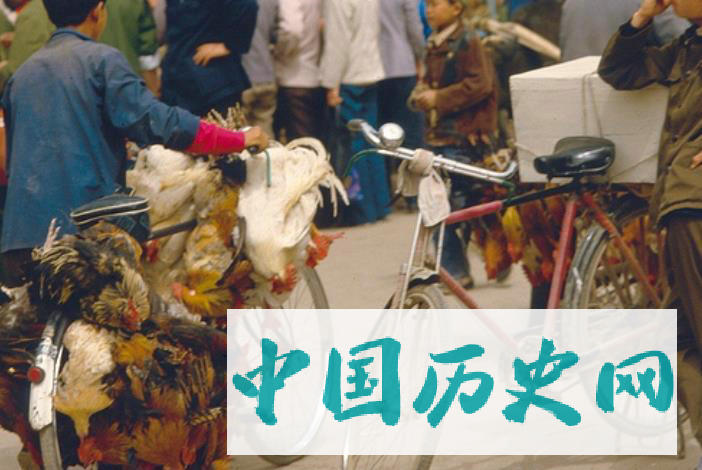 80年代的街头商贩：设备简单，一辆自行车就能做生意