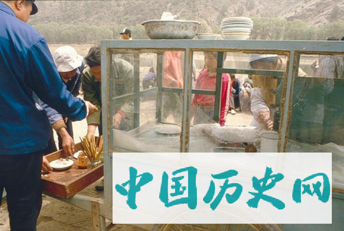 80年代的街头商贩：设备简单，一辆自行车就能做生意