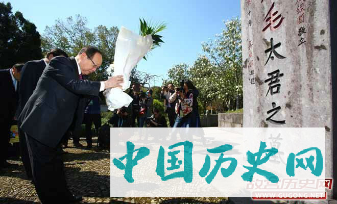 蒋孝严曾多次回乡祭祖，这是他在2014年祭扫毛福梅墓