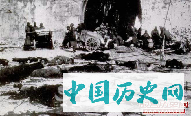 在南京，日本士兵用手推车搬运从商店里抢到的赃物。照片前方是大约五十具被害中国军人和平民的尸体