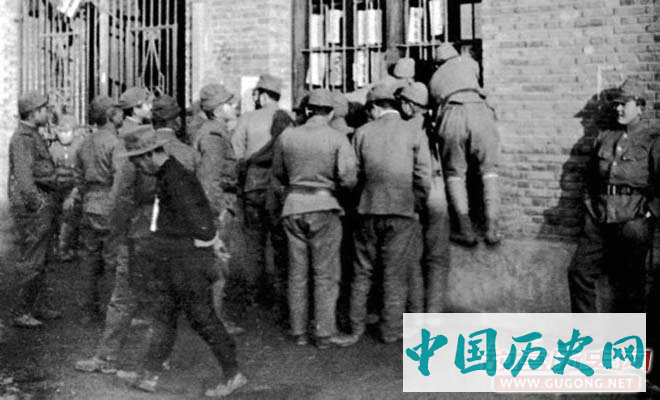 1938年1月，日军在南京开设慰安所，图为日军官兵拥挤在慰安所旁