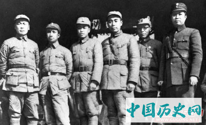 1939年，周恩来（右三）在皖南新四军军部与叶挺（右一）等合影。