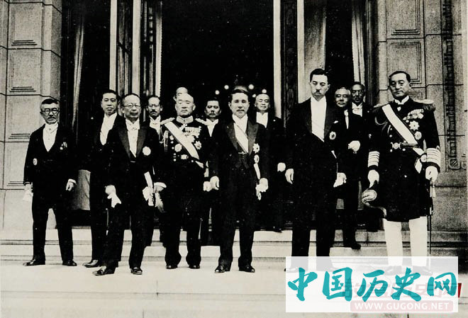 近卫文麿（前排右二）内阁合影。近卫在侵华战争期间三次组阁，1945年曾被天皇指定请苏联出面斡旋对美英停战