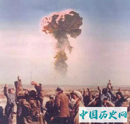 老照片：中国第一颗原子弹引爆图7为爆心场景