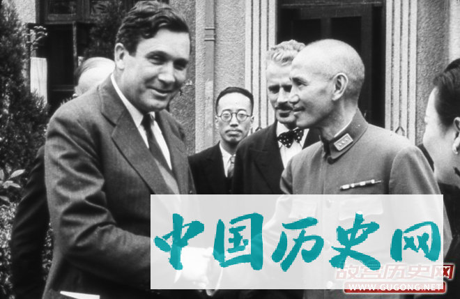 1942年，蒋介石与美国特使Willkie shakes合影