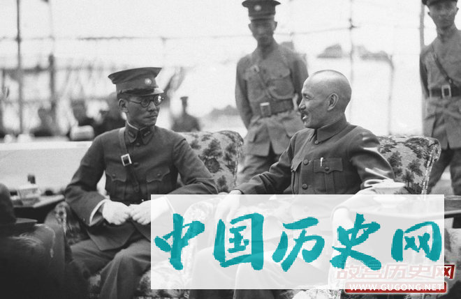 1936年6月27日，蒋介石与龙云合影