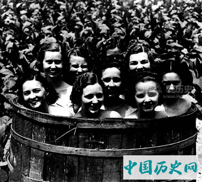 老照片：1920年代美国最早的选美比赛冠军比的是谁更敢露腿