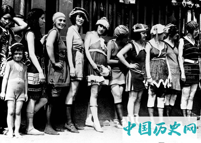 老照片：1920年代美国最早的选美比赛冠军比的是谁更敢露腿