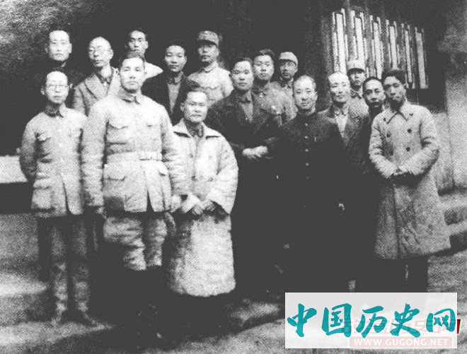 1930年代，张灵甫（前排左一）与同僚合影