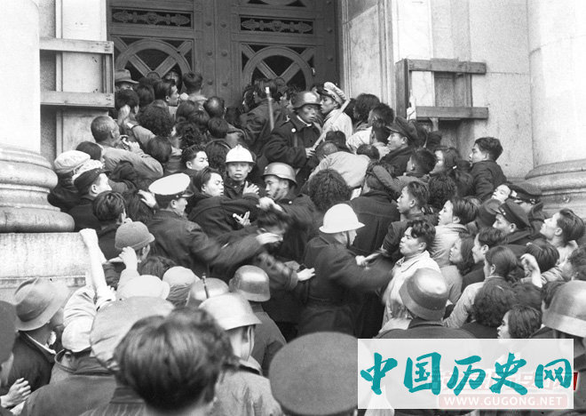 1948年底，金圆券改革失败，民众蜂拥冲击银行兑换黄金。此次改革中，国民党“党营企业”损失惨重
