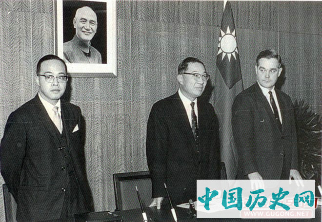 俞国华（中），被认为是国民党党产在70-80年代暴增的头号功臣