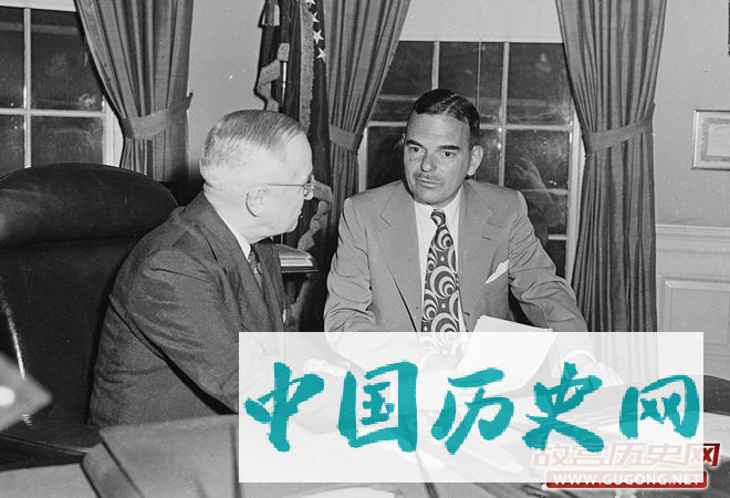 1951年，美国总统杜鲁门和纽约州长杜威在一起