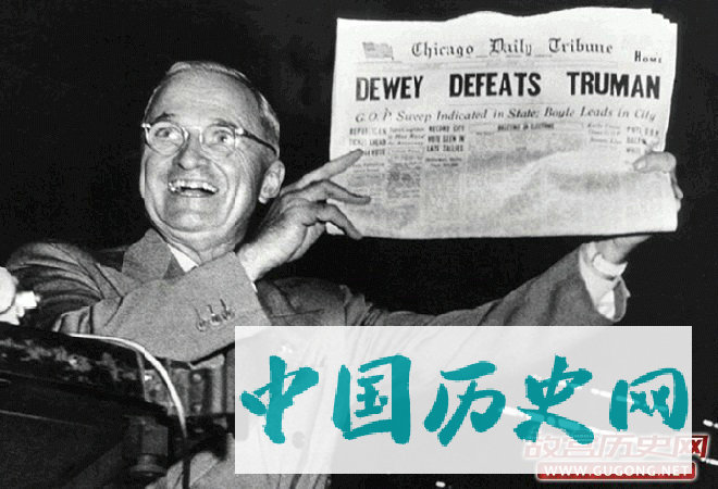 杜鲁门获胜后，手拿头条为“杜威击败杜鲁门”的《芝加哥论坛报》