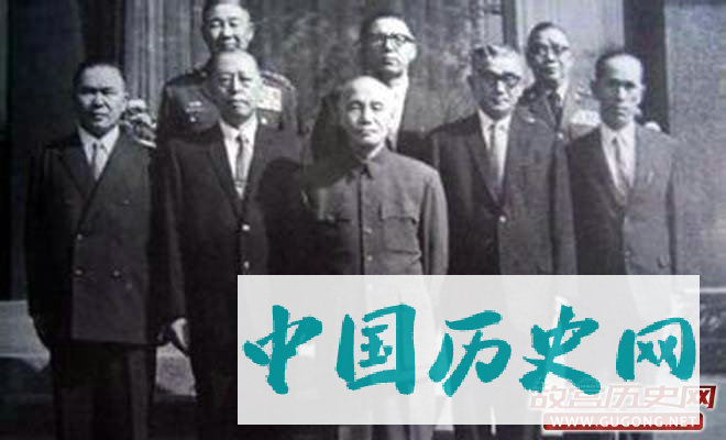 蒋介石和白团主要成员合影。