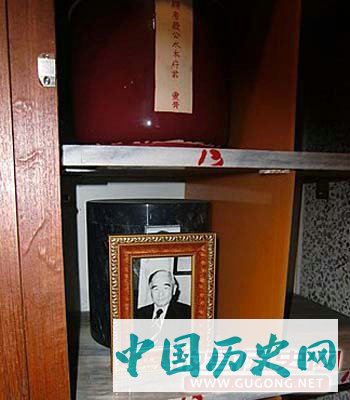 白鸿亮留下遗言，将自己的骨灰一半放在日本，一半放在台湾。图为存在台湾海明寺中的白鸿亮骨灰。