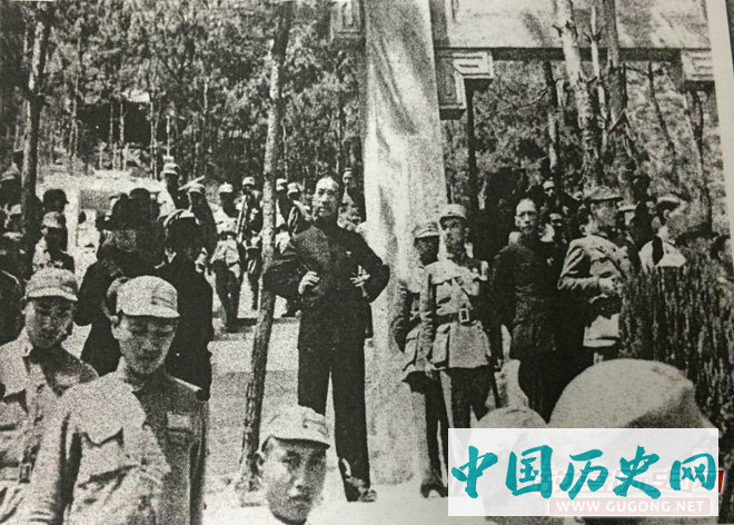 抗战期间，戴笠(中)到前线视察防务