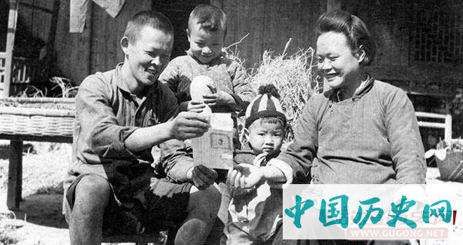 1950年，浙江省嘉兴镇东乡土改完成后，农民高彩官和家人一起看领到的土地证