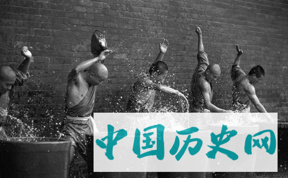 上世纪70年代少林寺武僧练武的场景