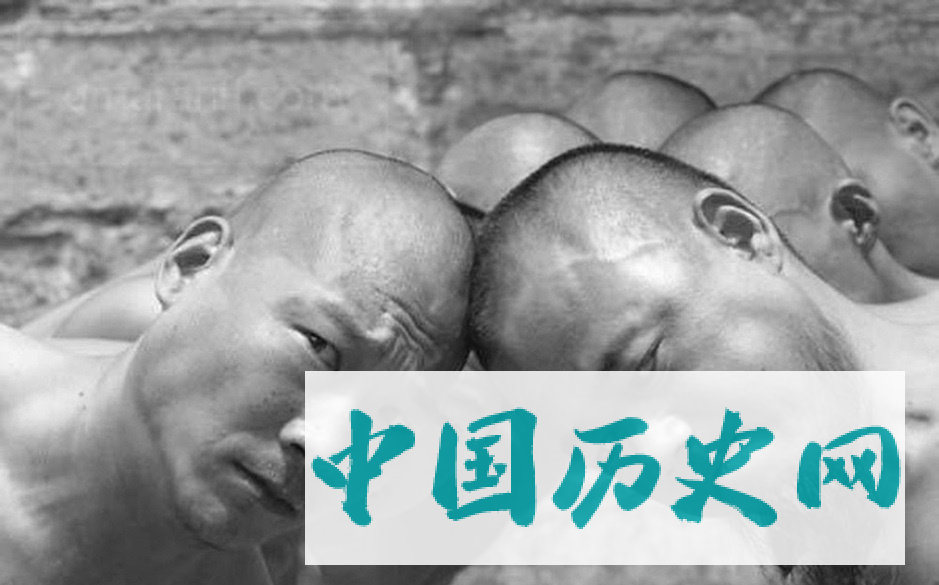 上世纪70年代少林寺武僧练武的场景