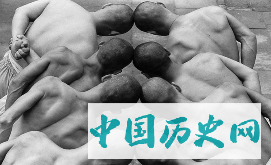 上世纪70年代少林寺武僧练武的场景