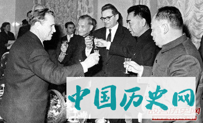 1961年2月13日，陈云同周恩来、陈毅出席苏联驻华大使为庆祝中苏友好同盟互助条约签订11周年举行的招待会。