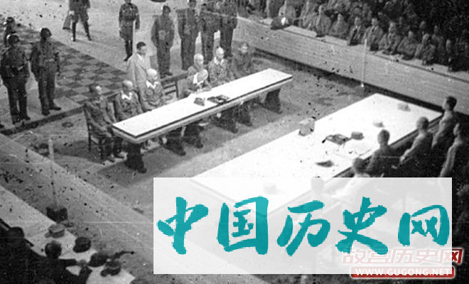 图1，南京受降仪式现场，中方的桌宽约是日方的3倍
