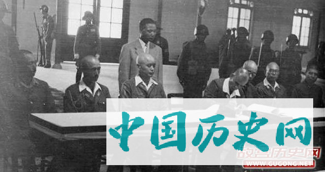 冈村宁次签署投降书。从这张照片可以看出，日方代表全部神情沮丧