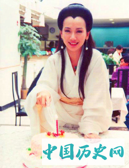 赵雅芝版新白娘子传奇幕后照：小青很认真，白娘子头靠着法海肩膀