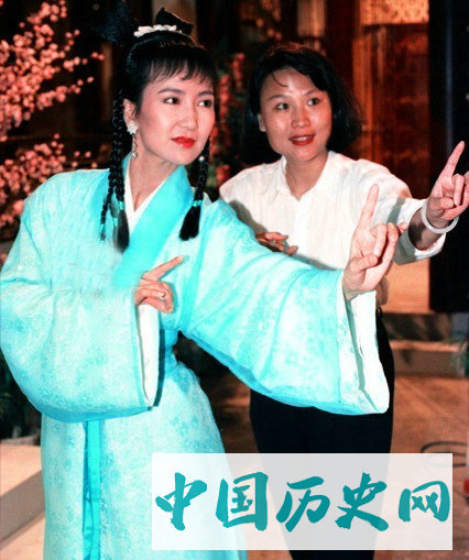 赵雅芝版新白娘子传奇幕后照：小青很认真，白娘子头靠着法海肩膀