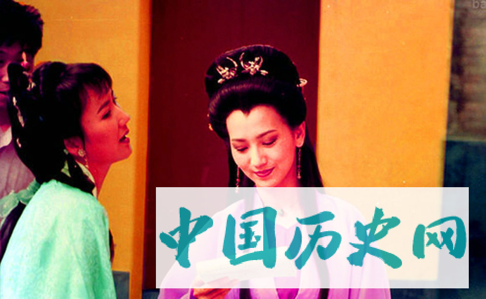 赵雅芝版新白娘子传奇幕后照：小青很认真，白娘子头靠着法海肩膀