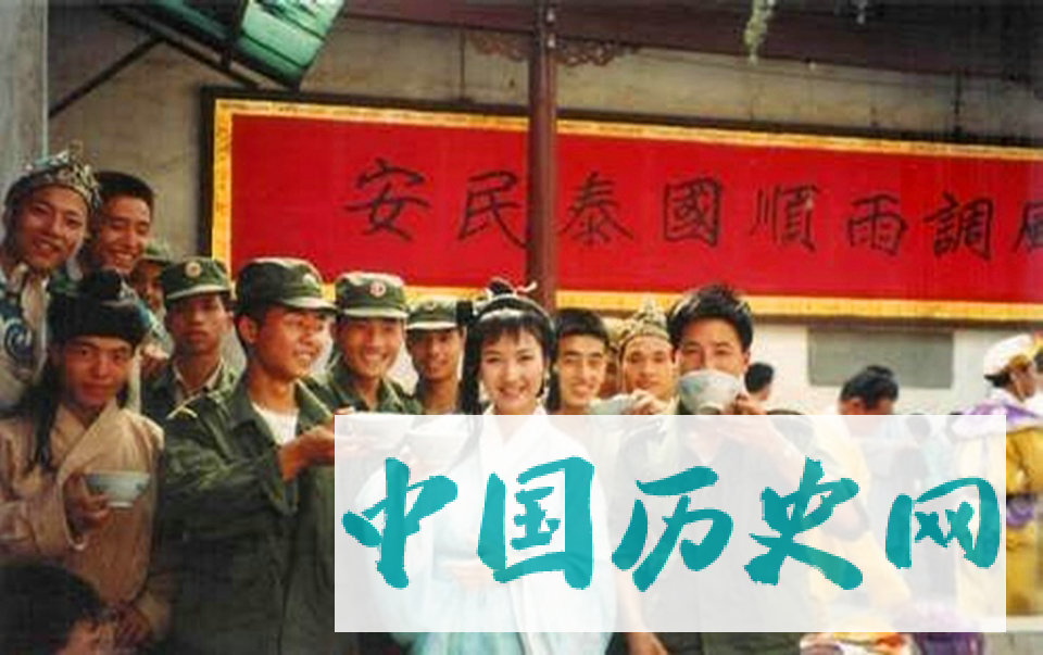 赵雅芝版新白娘子传奇幕后照：小青很认真，白娘子头靠着法海肩膀