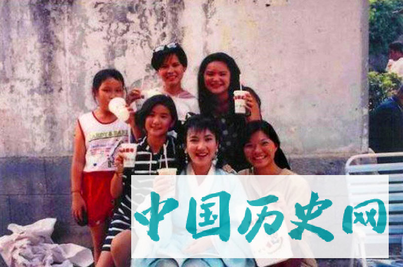 赵雅芝版新白娘子传奇幕后照：小青很认真，白娘子头靠着法海肩膀