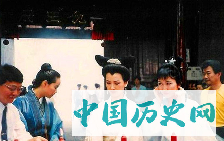 赵雅芝版新白娘子传奇幕后照：小青很认真，白娘子头靠着法海肩膀