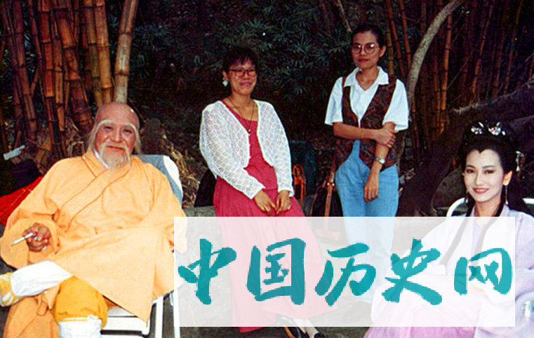 赵雅芝版新白娘子传奇幕后照：小青很认真，白娘子头靠着法海肩膀