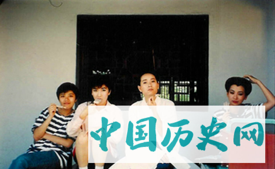 赵雅芝版新白娘子传奇幕后照：小青很认真，白娘子头靠着法海肩膀