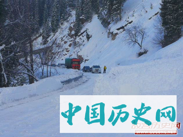 图3 雪崩阻断G218并阻挡行驶车辆