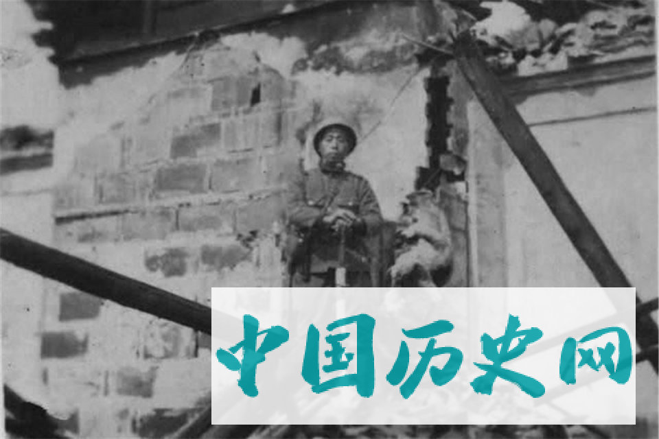 罪恶的南京大屠杀，图六是日本女卫生兵戴着口罩进入南京