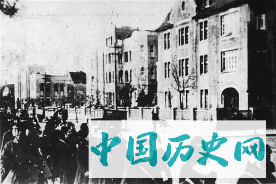 罪恶的南京大屠杀，图六是日本女卫生兵戴着口罩进入南京