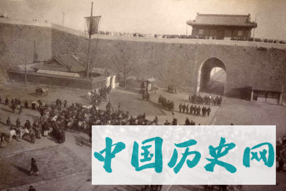 难得一见：光绪与慈禧回宫时候的场景，人们纷纷下跪迎接!