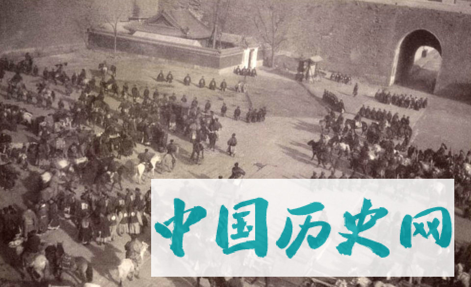 难得一见：光绪与慈禧回宫时候的场景，人们纷纷下跪迎接!