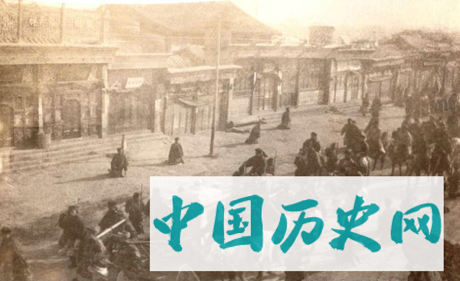 难得一见：光绪与慈禧回宫时候的场景，人们纷纷下跪迎接!