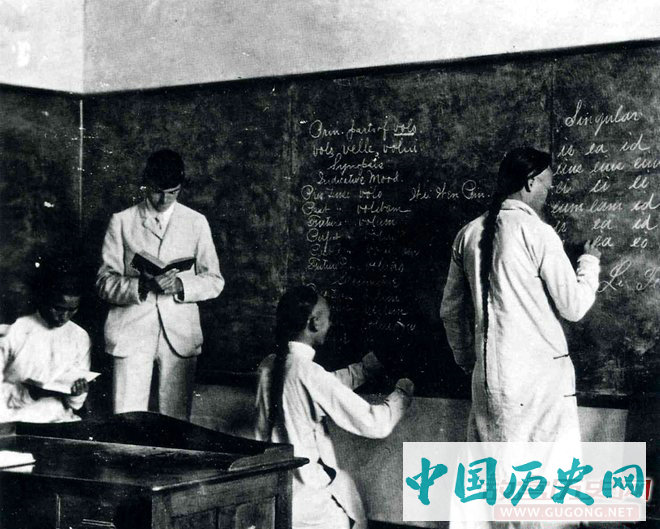 清末，京师同文馆内学习外语的师生
