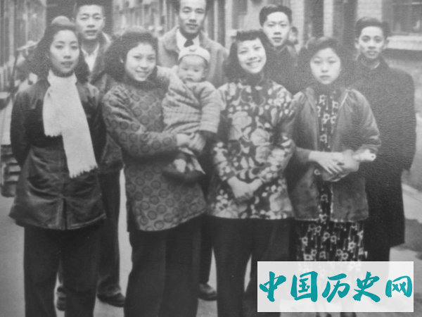 老照片里充满人情味的上海女人穿着保守却美丽