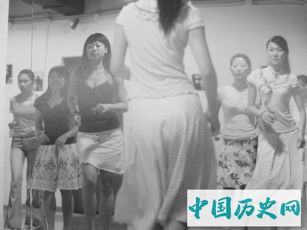 老照片里充满人情味的上海女人穿着保守却美丽