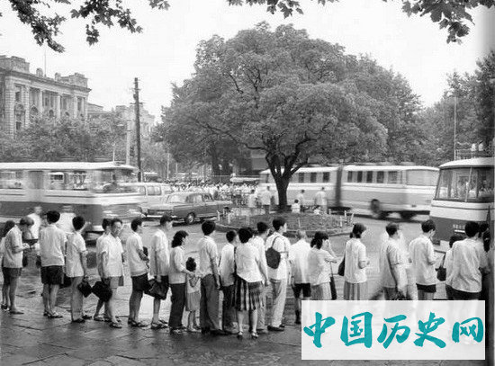 老照片里充满人情味的上海女人穿着保守却美丽