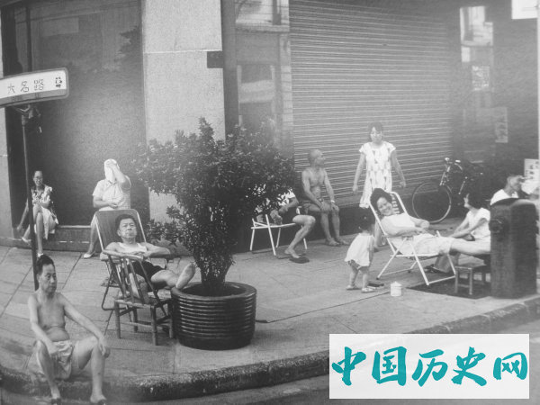老照片里充满人情味的上海女人穿着保守却美丽