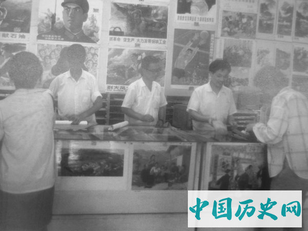 老照片里充满人情味的上海女人穿着保守却美丽