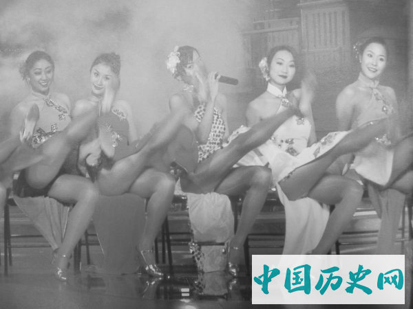 老照片里充满人情味的上海女人穿着保守却美丽