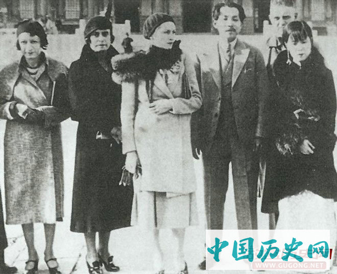 张学良（右三）、于凤至（右一）、端纳（W.H. Donald，右二）与Edda Mussolini（右四）等合影